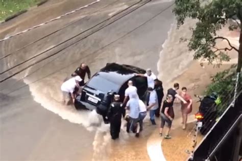 Mulher morre após ser arrastada por enxurrada e presa sob carro vídeo