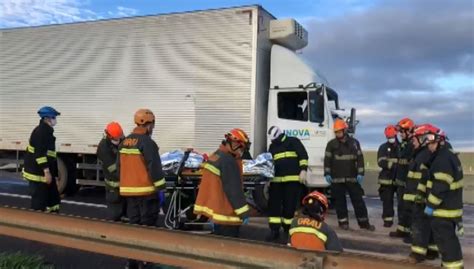 Batida Entre Caminhões Deixa Motorista Preso Nas Ferragens E Trânsito Bloqueado Na Anhanguera Em