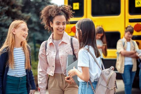 Aula Indo à Escola Por Garotas De ônibus De Pé Perto Com Notebooks