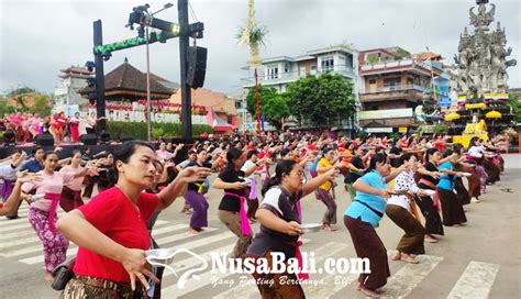 NUSABALI 200 Penari Pendet Semarakkan Pembukaan Festival Semarapura