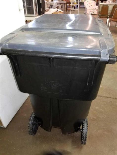 Husky 95 Gallon 2 Wheel Trash Container