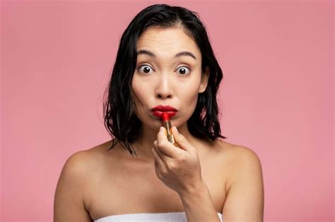 Mujer Modelo De Belleza Con Cabello Casta O Aplicando L Piz Labial Rojo