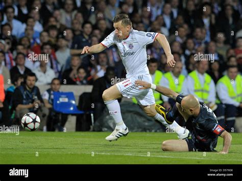 Lyon S Cris R Fights For The Ball With Bayern S Ivica Olic During The