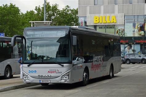 IVECO Crossway, steht am Westbahnhof in Wien bereit um die Fahrgäste ...