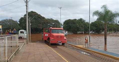 Cheia Do Rio Uruguai Causa Alagamentos Em São Borja E Famílias Deixam