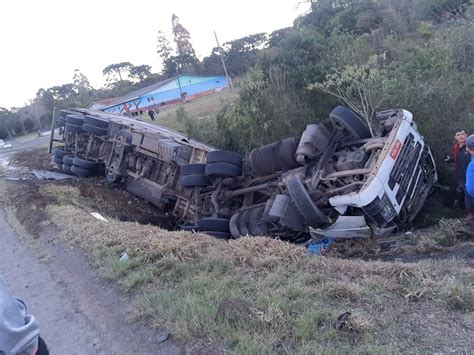 Motorista Morre Ap S Carreta Tombar Em Curva Na Pr Em S O Mateus Do