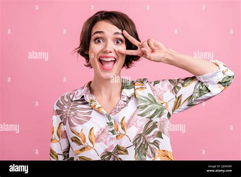 Photo Portrait Amazed Bob Haired Woman Showing V Sign Gesture Smiling