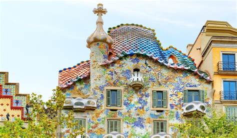 Complete Guide To The Works Of Antoni Gaudí • Daniela Santos Araújo