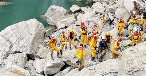 Taiwan earthquake: Rescue teams search mountains for trapped victims