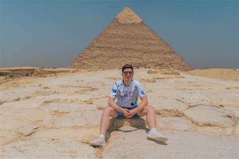 Hire Photographer Professional Photo Shoot Pyramids Of Giza Giza Egypt Tourmega