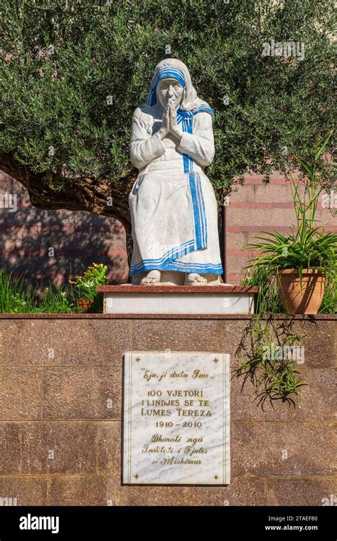 Mother Teresa Statue Hi Res Stock Photography And Images Alamy