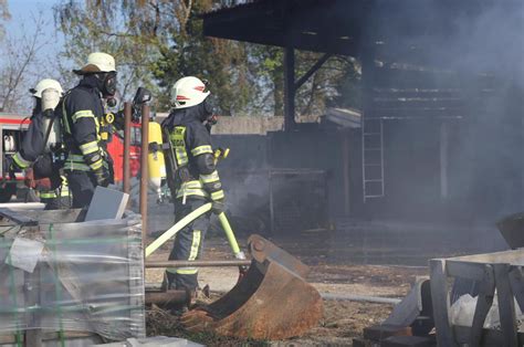 Fotos Feuerwehreinsatz Nach Brand In Hackschnitzel Lagerhalle Bei Dorfen