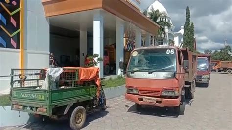 Protes Belum Terima Gaji Petugas Kebersihan Buang Sampah Di Kantor