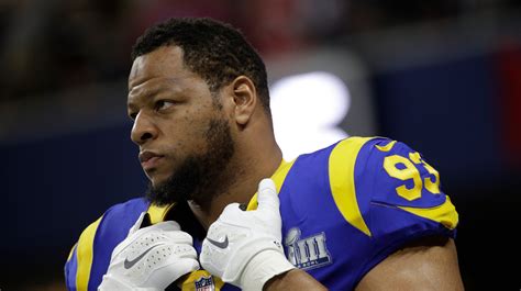 Tuesday's NFL: Suh on verge of deal with the Bucs