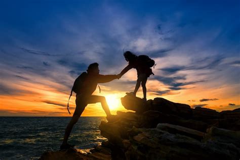 Joven Pareja Asi Tica Subiendo En La Monta A Al Atardecer Foto Premium