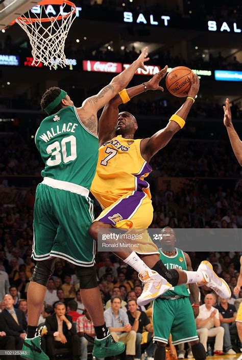 ニュース写真 Lamar Odom Of The Los Angeles Lakers Shoots Over 2010 Nba