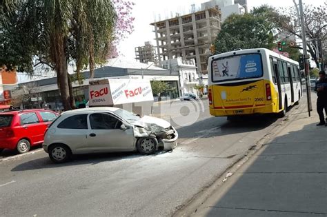 Fuerte Choque Entre Un Auto Y Un Colectivo En Boulevard Al 2800