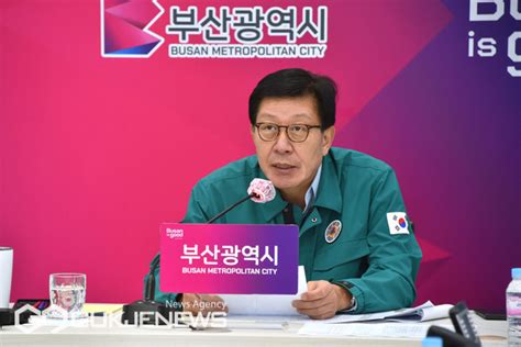 박형준 시장 휴가 반납하고 시청서 태풍 카눈 대응 상황 직접 챙겨