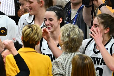 How Caitlin Clark Iowa Beat Paige Bueckers UConn In Womens Final