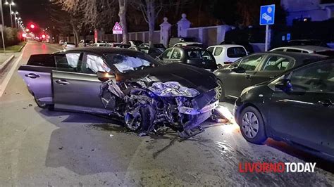 Schianto A Livorno Auto Piomba Su Tre Parcheggiate Due Giovani In