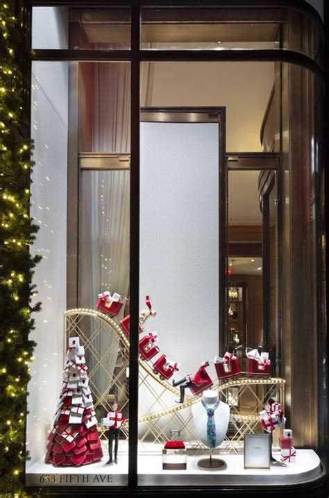 35 Wonderful Christmas Window Display Ideas On A Budget | HomeMydesign