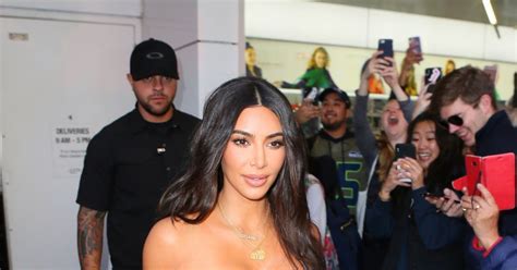 Kim Kardashian porte une robe longue moulante en satin à la sortie du