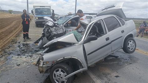 Colisão frontal entre dois carros deixa três mortos e dois feridos na