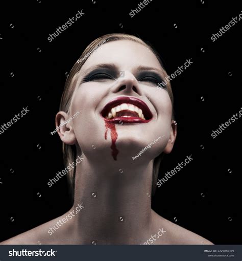 Vampire Satisfying Her Craving 1 Images Photos De Stock Objets 3d Et Images Vectorielles