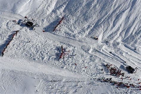 Avalanche In French Alps Kills 4 Snowboarders The New York Times