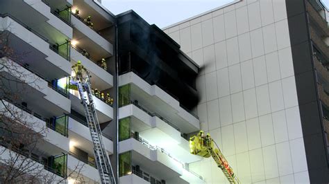 NonstopNews Wohnung in 10 Etage von Hochhaus in Flammen Höhe