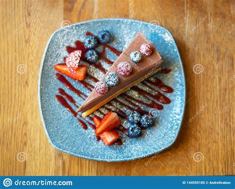 Rebanada De Pastel De Queso Del Chocolate Con Las Fresas Los Ar Ndanos