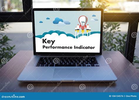 Manos Del Equipo Del Negocio De Las Siglas De Kpi Indicador De