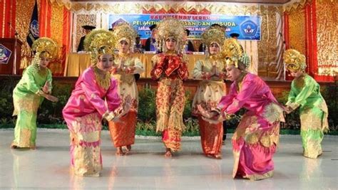 8 Tarian Sumatera Barat yang Pling Terkenal. Filosofinya Keren!