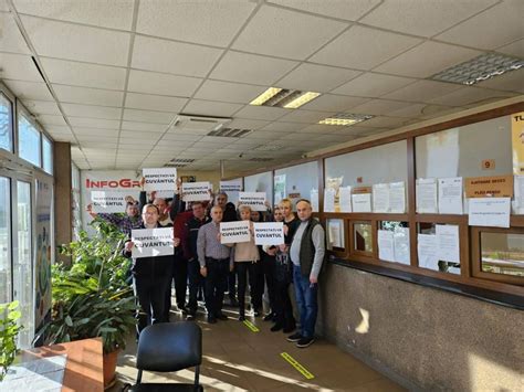 Foto Protest Spontan La Casa De Pensii Alba Angaja Ii Institu Iei