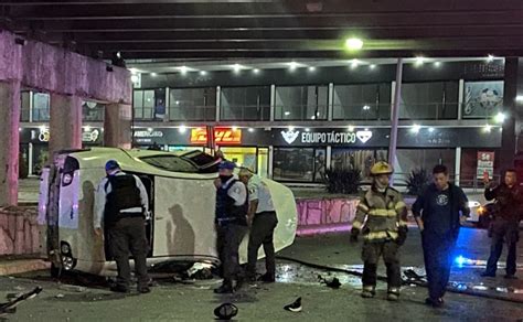 Auto Choca Y Vuelca En Monterrey Deja Lesionados