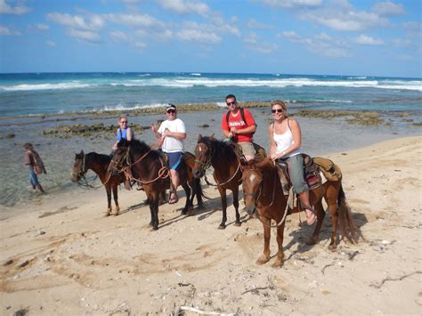 Horseback Riding on Beach | Utila Lodge