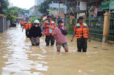 Banjir Balikpapan TNI AU Hadir Bantu Warga Korban Banjir BorneoFlash