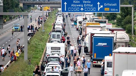 Stau Chaos Auf NRW Autobahnen ADAC Warnt Wegen Hochwasser Und Sommerferien