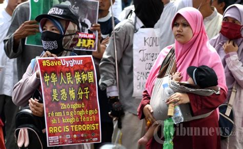 Aksi Demontrasi Solidaritas Muslim Uyghur Di Konjen Rrc Surabaya Foto