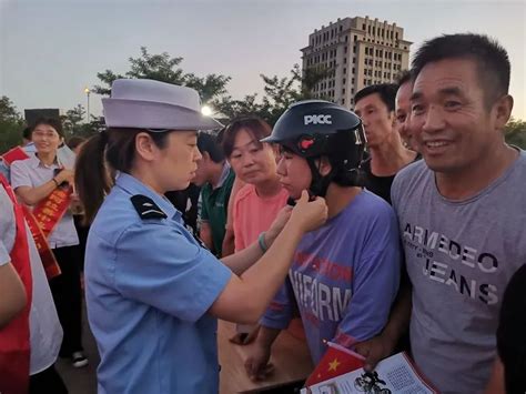 【警方关注】警保联动赠头盔 “一盔一带”护安全 澎湃号·政务 澎湃新闻 The Paper