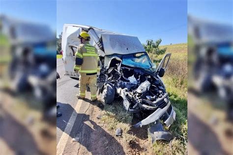 Pai E Filho De Anos Morrem Em Acidente Entre Van E Caminh O Na Pr