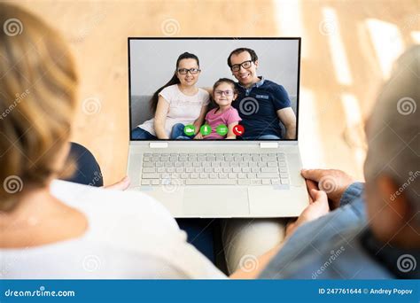 Videoconfer Ncia De Observa O Casal Foto De Stock Imagem De Mulher