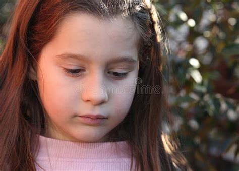 Retrato Da Menina Da Criança De Sete Anos Fora Foto de Stock Imagem