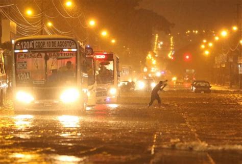 Una Tormenta Electrica Inunda A Guayaquil