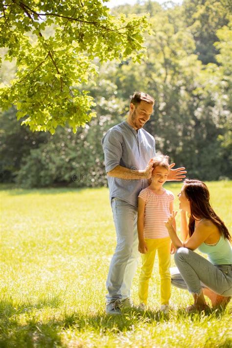 Feliz Familia Joven Con Linda Hija Peque A Divirti Ndose En El Parque