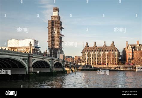 Una vista sobre el río Támesis hacia el puente y el Palacio de