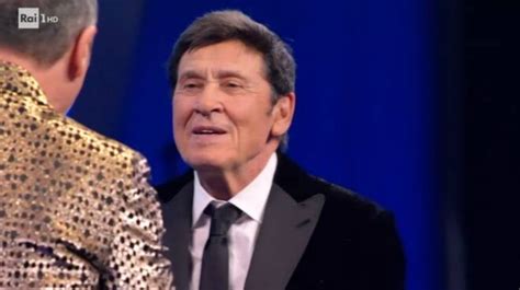 Sanremo A Sorpresa Gianni Morandi Scende Le Scale Dell Ariston