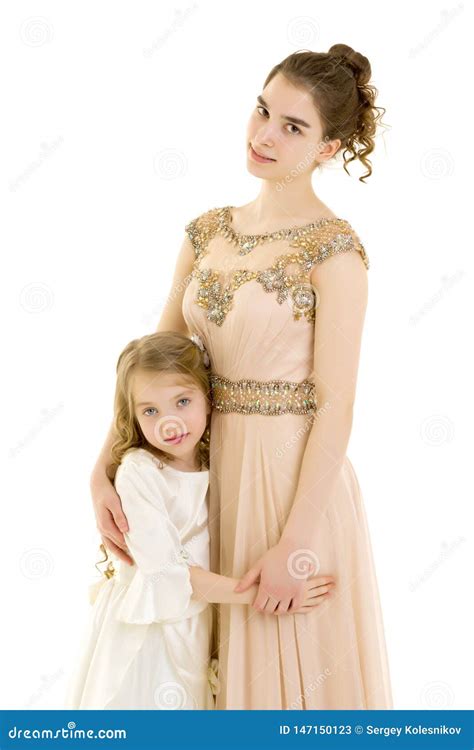 Une Jeune Fille Treint Sa Petite Soeur Image Stock Image Du Enfant