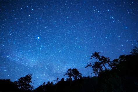 美しい星空で有名な長野県阿智村では、その星空を堪能するイベント「天空の楽園日本一の星空ナイトツアーseason2019」を2019年10月21日まで開催しています。 星空 画像 夜空 星空