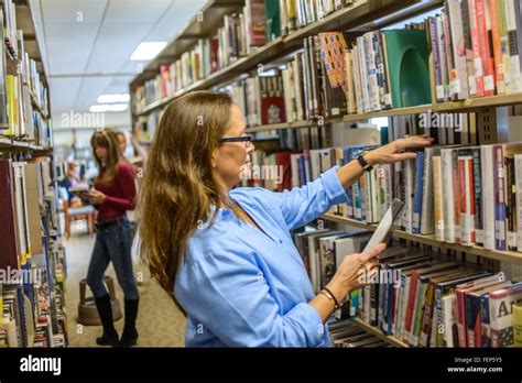 Mature Woman Library Hi Res Stock Photography And Images Alamy